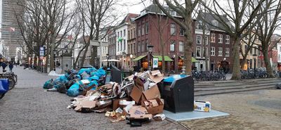 903953 Afbeelding van een berg vuilnis op de Mariaplaats te Utrecht, als gevolg van een staking van het personeel van ...
